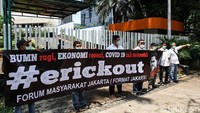 Aksi pemasangan spanduk dilakukan karena Erick Tohir dinilai gagal sebagai Menteri BUMN dalam mengelola perusahaan milik negara serta gagal memulihkan perekonomian Indonesia di masa pandemi COVID-19.