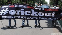Forum Masyarakat Jakarta (Format Jakarta) menggelar aksi pasang spanduk Erick Out di sejumlah jalan di Jakarta.