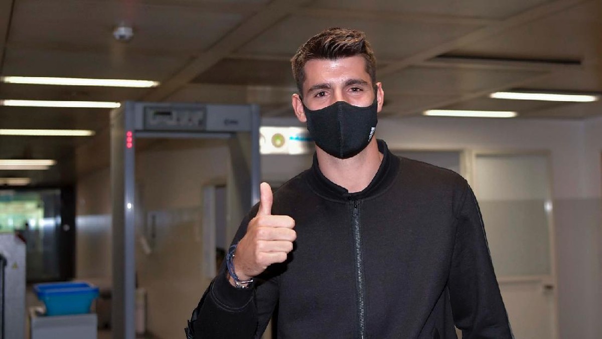 Alvaro Morata mendarat di Turin. (Foto: Twitter @juventusfc)