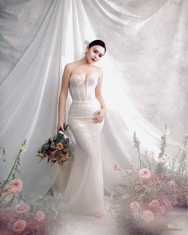 Amanda Manopo tampil seksi sekaligus anggun dengan gaun pengantin strapless koleksi dari Tinara Brides. Penampilannya dilengkapi dengan veil putih. Foto: Instagram/@fdphotography90