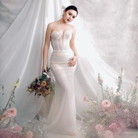 Amanda Manopo tampil seksi sekaligus anggun dengan gaun pengantin strapless koleksi dari Tinara Brides. Penampilannya dilengkapi dengan veil putih. Foto: Instagram/@fdphotography90