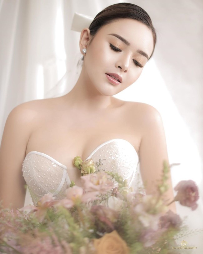 Pemotretan bertema romantic white yang simpel ini bisa kamu jadikan inspirasi jika ingin membuat foto pre-wedding atau pernikahan, lho. Foto: Instagram/@fdphotography90