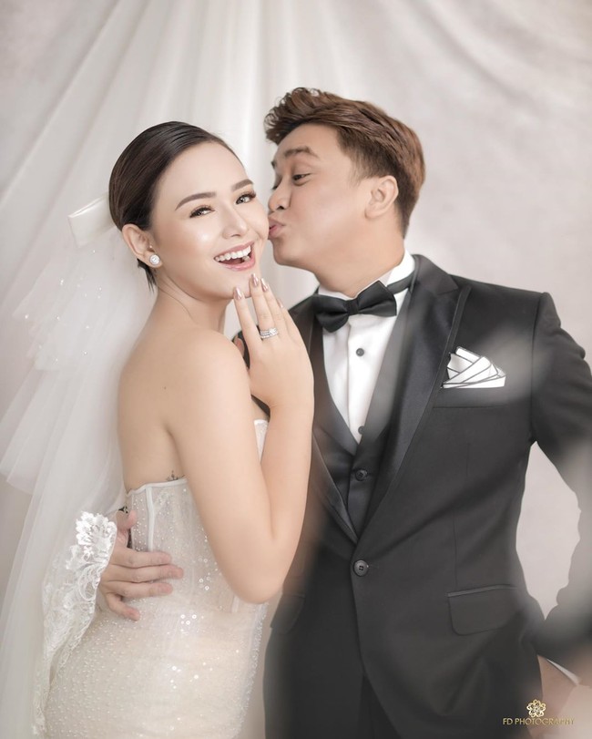 Beberapa waktu lalu, mereka juga sempat berfoto dengan busana pengantin. Foto tersebut menimbulkan dugaan bahwa keduanya sudah resmi menikah. (Foto: Instagram/@fdphotography90)