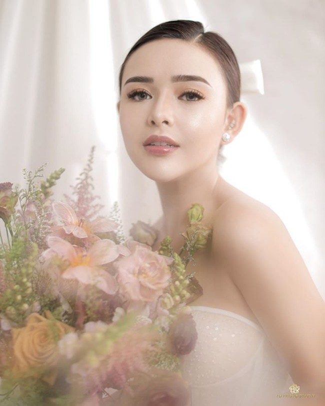 Wajah aktris muda berusia 20 tahun ini dipercantik oleh riasan Vuva Makeup artist. Foto: Instagram/@fdphotography90