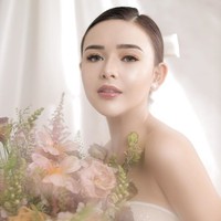 Wajah aktris muda berusia 20 tahun ini dipercantik oleh riasan Vuva Makeup artist. Foto: Instagram/@fdphotography90