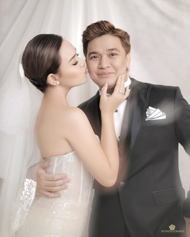 Setelan tuksedo yang dikenakan Billy Syahputra datang dari koleksi SAS designs. Foto: Instagram/@fdphotography90