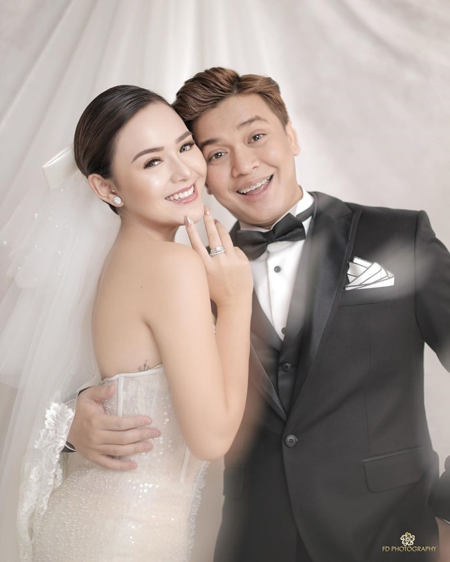 Siapa sih yang nggak mau (menikah). Tunggu jawaban dari Tuhan aja, kata Amanda saat menjawab pertanyaan awak media tentang waktu pernikahan mereka. (Foto: Instagram/@fdphotography90)