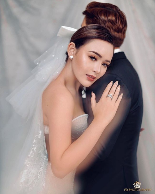 Sementara sanggul sederhana kreasi hairstylist Ami membuatnya terlihat elegan. Foto: Instagram/@fdphotography90