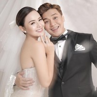 Siapa sih yang nggak mau (menikah). Tunggu jawaban dari Tuhan aja, kata Amanda saat menjawab pertanyaan awak media tentang waktu pernikahan mereka. (Foto: Instagram/@fdphotography90)