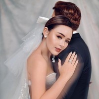 Sementara sanggul sederhana kreasi hairstylist Ami membuatnya terlihat elegan. Foto: Instagram/@fdphotography90