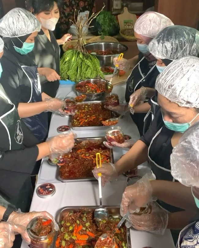 Alih-alih mencari karyawan baru yang sudah berpengalaman membuat sambal, ia justru mengerahkan tim produksi yang biasa bergelut dengan pakaian untuk melakukan pekerjaan tersebut. Ceritanya membuka lapangan usaha baru untuk karyawan lama supaya mereka bisa tetap bisa menghidupi keluarga, kata Anne yang telah berkarya sebagai desainer selama 30 tahun itu. (Foto: Instagram/@anneavantieheart)