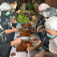 Alih-alih mencari karyawan baru yang sudah berpengalaman membuat sambal, ia justru mengerahkan tim produksi yang biasa bergelut dengan pakaian untuk melakukan pekerjaan tersebut. Ceritanya membuka lapangan usaha baru untuk karyawan lama supaya mereka bisa tetap bisa menghidupi keluarga, kata Anne yang telah berkarya sebagai desainer selama 30 tahun itu. (Foto: Instagram/@anneavantieheart)