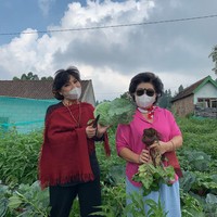 Saya kasihan sama petani itu. Jadi saya beli saja hasil panennya buat bantu-bantu petani, ujarnya. Lalu terbesit ide untuk menjual sambal dari hasil panen petani, walau sebetulnya Anne Avantie belum pernah melakoninya. (Foto: Instagram/@anneavantieheart)