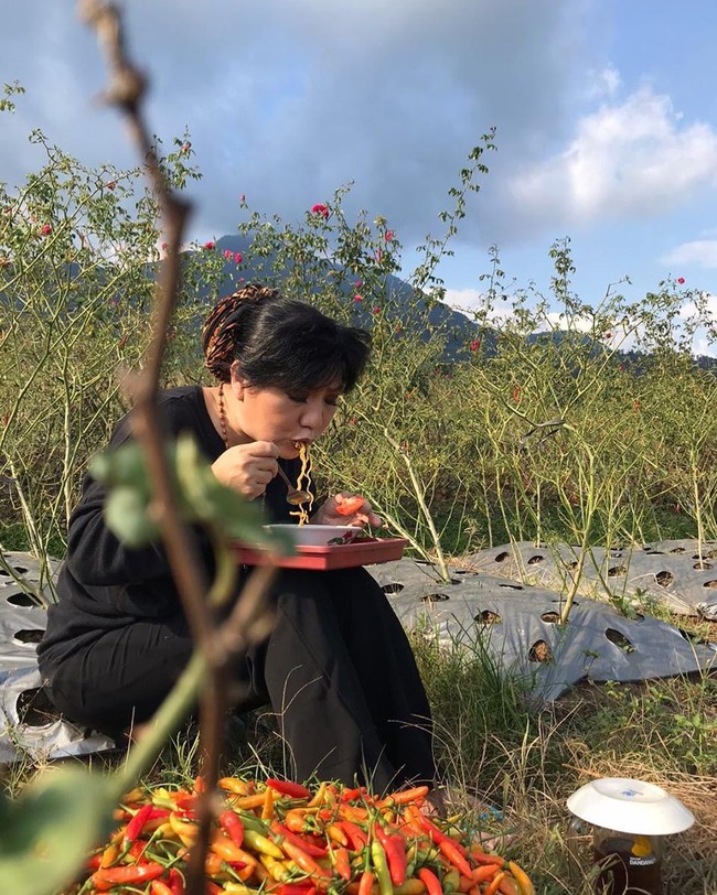 Anne Avantie pun harus memutar otak agar para pekerjanya bisa tetap bertahan. Suatu ketika ia bertemu seorang petani di daerah pegunungan sekitar Semarang. Diceritakan Anne, sang petani mengaku merugi akibat ulah tengkulak yang memanfaatkan kesempatan dalam kesempitan di tengah pandemi. (Foto: Instagram/@anneavantieheart)