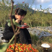 Anne Avantie pun harus memutar otak agar para pekerjanya bisa tetap bertahan. Suatu ketika ia bertemu seorang petani di daerah pegunungan sekitar Semarang. Diceritakan Anne, sang petani mengaku merugi akibat ulah tengkulak yang memanfaatkan kesempatan dalam kesempitan di tengah pandemi. (Foto: Instagram/@anneavantieheart)