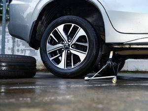 Ban dan Pelek Mobil Raib Dicuri, Padahal Parkir Dekat Kantor Polisi