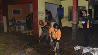 Banjir bandang karena hujan deras tersebut mengakibatkan dua orang dilaporkan hilang terbawa arus.