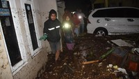 Pada pukul 20.30, Pusat Pengendali Operasi (Pusdalops) BNPB mencatat sebanyak 12 rumah hanyut, 85 rumah terendam dan 1 unit mobil tersapu saat banjir bandang.