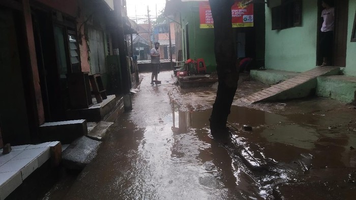 Banjir di Rawajati Jaksel Surut, Warga Bersihkan Rumah dari Lumpur