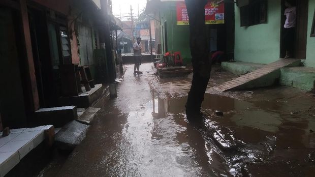 Banjir di Rawajati Jaksel Surut, Warga Bersihkan Rumah dari Lumpur