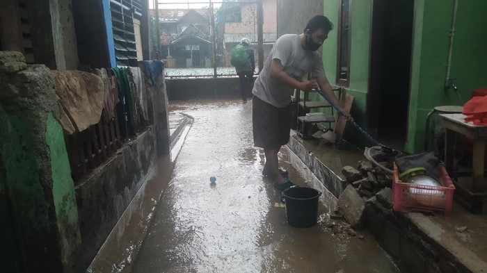 Banjir di Rawajati Jaksel Surut, Warga Bersihkan Rumah dari Lumpur