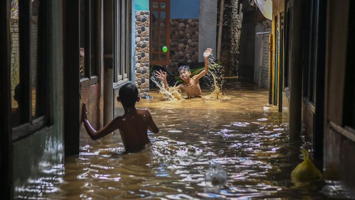 Banjir melanda sejumlah kawasan di Indonesia, termasuk di Jakarta, wilayah dengan angka COVID-19 tertinggi. Apakah banjir bisa memperparah penularan COVID-19?