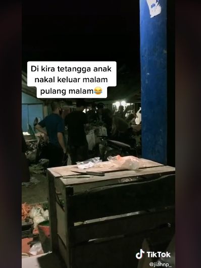 Bantu ibu jualan sayur dan kue keliling