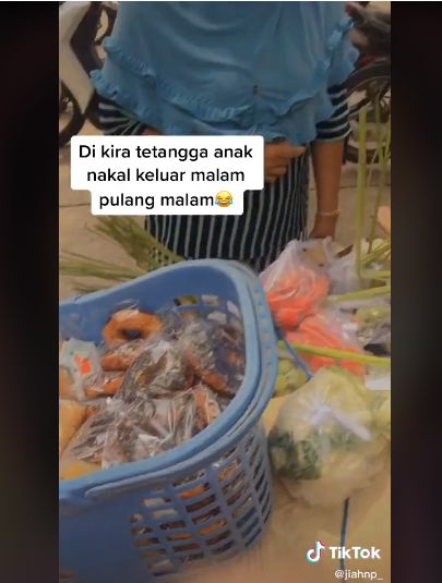 Bantu ibu jualan sayur dan kue keliling