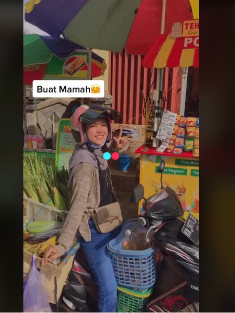Bantu ibu jualan sayur dan kue keliling