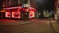 Jam malam tersebut dimulai dari jam 1 pagi dan efektif di bar dan sejumlah restoran di Amsterdam dan kota-kota besar lainnya.