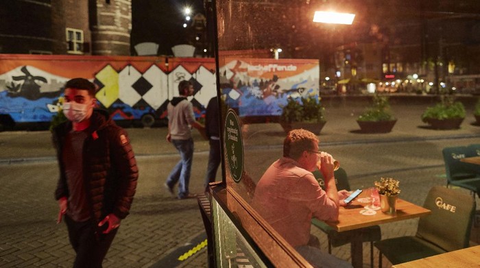 Belanda melaporkan sekiat 90.047 kasus Corona dengan 2.000 kasus baru dalam 24 jam terakhir. Pihak berwenang setempat langsung berlakukan jam malam.