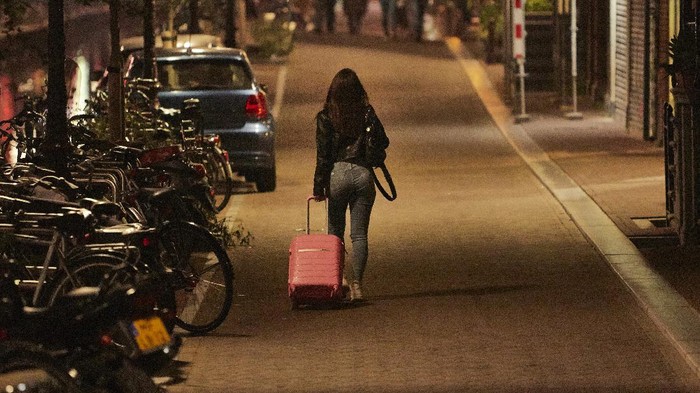 Belanda melaporkan sekiat 90.047 kasus Corona dengan 2.000 kasus baru dalam 24 jam terakhir. Pihak berwenang setempat langsung berlakukan jam malam.