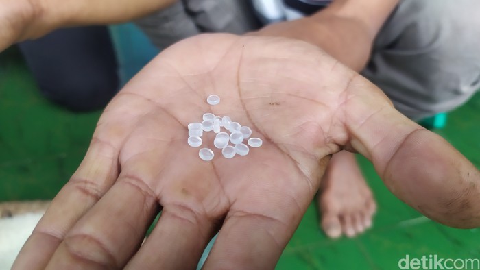Beras bansos bercampur plastik yang diterima warga Cianjur