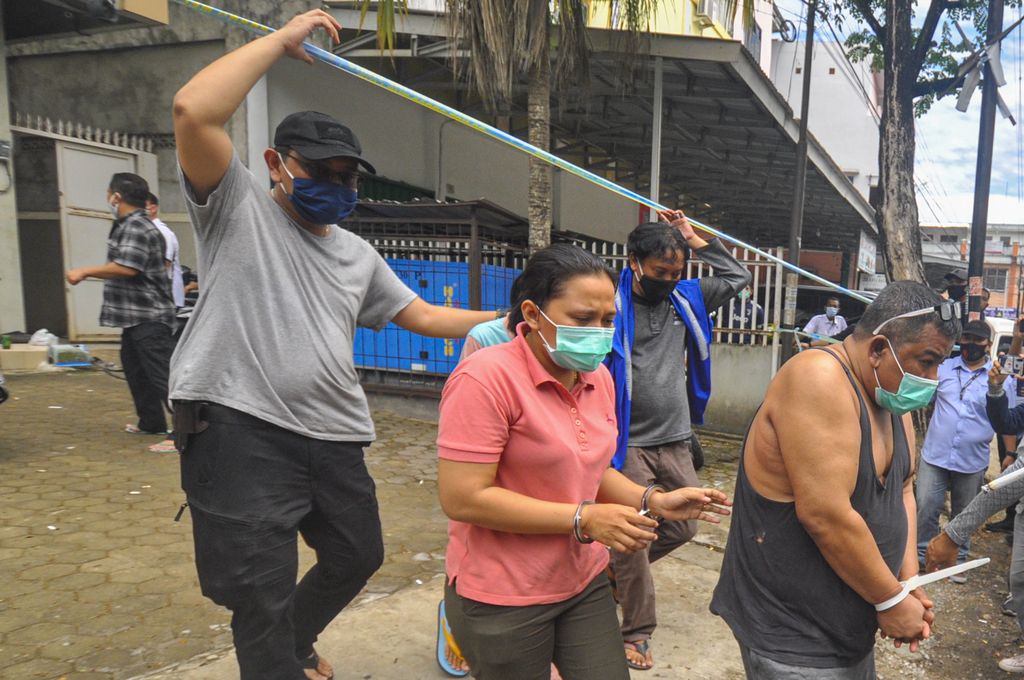 Kepala BNN Provinsi Sumatera Selatan Brigjen Pol Jhon Turman Panjaitan (kanan) didampingi Anggota BNN mengawal tersangka yang merupakan Anggota DPRD Kota Palembang 2019-2024 dari Partai Golkar Doni (kiri) usai melakukan penggerebekan di Palembang, Sumatera Selatan, Selasa (22/9/2020). BNN Mengamankan Anggota DPRD Kota Palembang 2019-2024 dari Partai Golkar Doni sebagai bandar narkoba dan 5 orang tersangka lainnya serta barang bukti narkoba jenis sabu seberat 5kg dan 30.000 butir ekstasi. ANTARA FOTO/R.M. Amri Ramdhani/Lmo/hp.