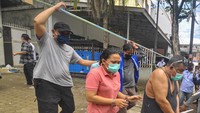 Beginilah potret anggota BNN mengawal tersangka usai melakukan penggerebekan di Palembang, Sumatera Selatan.