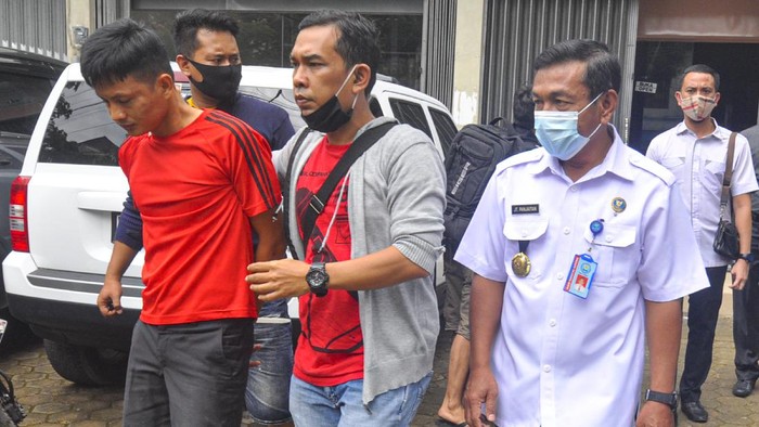 Kepala BNN Provinsi Sumatera Selatan Brigjen Pol Jhon Turman Panjaitan (kanan) didampingi Anggota BNN mengawal tersangka yang merupakan Anggota DPRD Kota Palembang 2019-2024 dari Partai Golkar Doni (kiri) usai melakukan penggerebekan di Palembang, Sumatera Selatan, Selasa (22/9/2020). BNN Mengamankan Anggota DPRD Kota Palembang 2019-2024 dari Partai Golkar Doni sebagai bandar narkoba dan 5 orang tersangka lainnya serta barang bukti narkoba jenis sabu seberat 5kg dan 30.000 butir ekstasi. ANTARA FOTO/R.M. Amri Ramdhani/Lmo/hp.