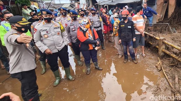 Brimob Polda Jabar di Lokasi Banjir Bandang Sukabumi