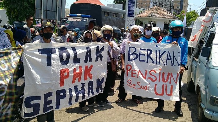 Buruh pabrik di Pekalongan turun ke jalan protes PHK