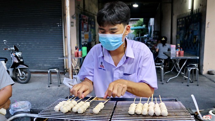 Demi Beli Sepatu Impian, Remaja Ini Rela Jualan Bakso Bakar