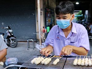 Demi Beli Sepatu Impian, Remaja Ini Rela Jualan Bakso Bakar