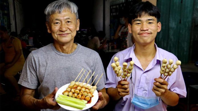 Demi Beli Sepatu Impian, Remaja Ini Rela Jualan Bakso Bakar