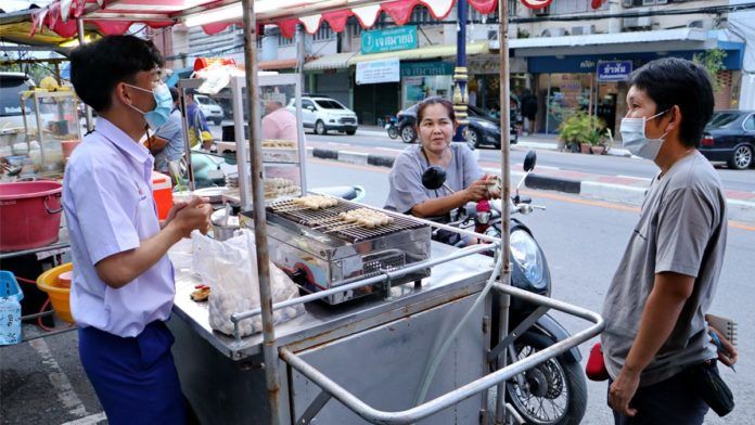 Demi Beli Sepatu Impian, Remaja Ini Rela Jualan Bakso Bakar