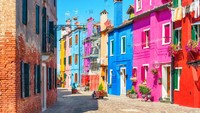Cat warna-warni ini rupanya tradisi untuk mempermudah nelayan yang habis pulang melaut.