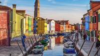 Dilengkapi dengan kapal dan kanal, Burano semakin mempesona.
