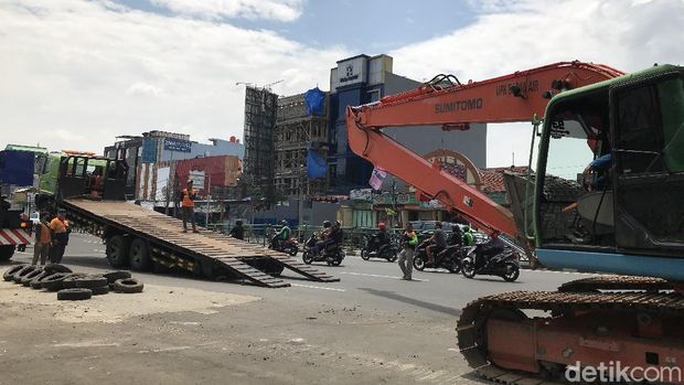 Ekskavator yang Timpa Tangga JPO Kampung Melayu Dievakuasi, Lalin Lancar