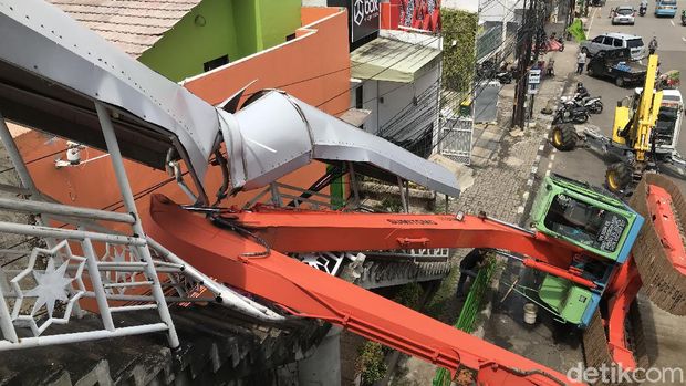 Eskavator terguling di Kampung Melayu, hancurkan tangga JPO