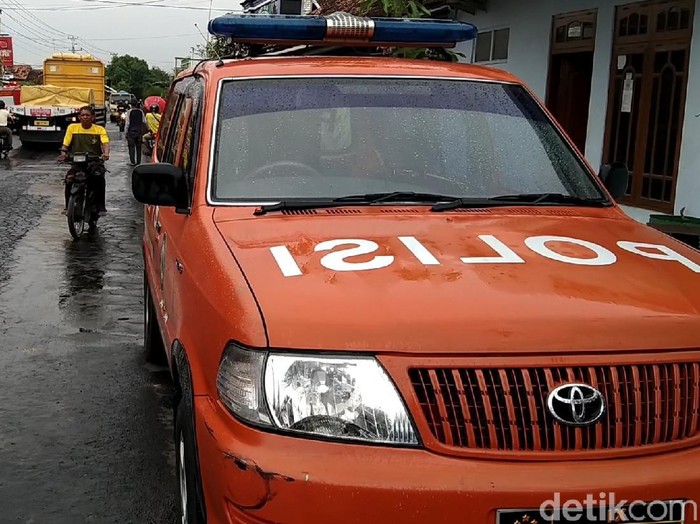 Evakuasi pekerja bangunan yang tewas kesetrum Sahroni di Rembang, Selasa (22/9/2020).
