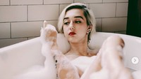 Fabiola terlihat seksi kala tampil topless di foto tersebut. Dok. Instagram/fabananash