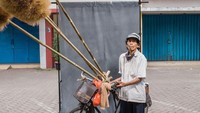 Ada juga Pak Utay yang berjualan sapu panjang sejak tahun 1985.  Foto: thecyclistportrait, Panji Indra/ Instagram