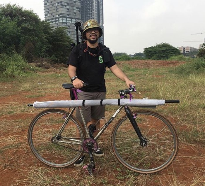 Fotografer Panji Indra Jepret Pesepeda Lewat The Cyclist's Potrait